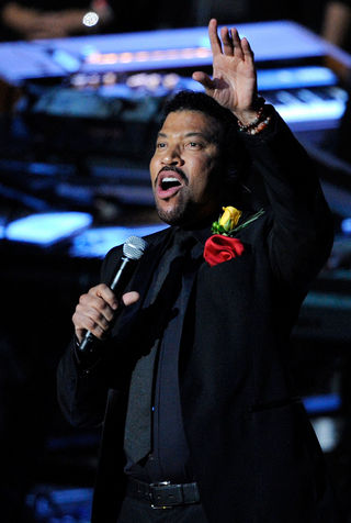 Lionel Richie presta homenagem a Michael Jackson no Staples Center, em Los Angeles
