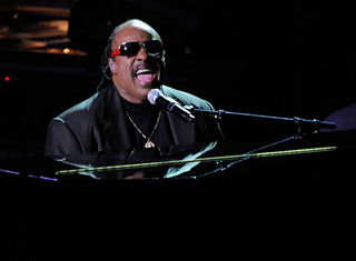 Stevie Wonder presta homenagem a Michael Jackson no Staples Center, em Los Angeles