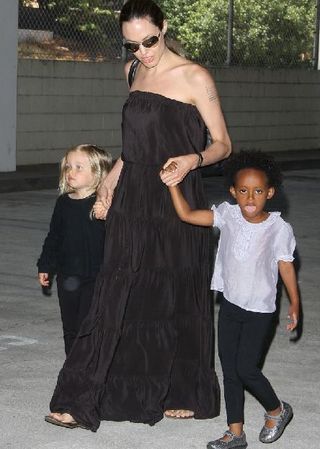 Angelina Jolie e as filhas Shiloh e Zahara