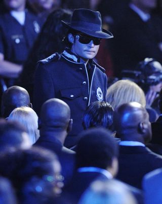 O ator Corey Feldman presta homenagem a Michael Jackson