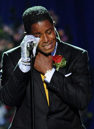Jermaine Jackson se emociona durante discurso em homenagem ao irmão Michael Jackson