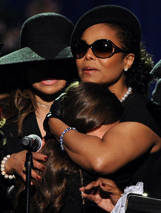 Paris Michael Katherine Jackson, filha de Michael Jackson, é confortada pela tia Janet Jackson