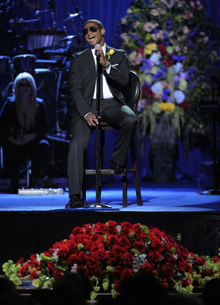 O cantor Usher faz apresentação em homenagem a Michael Jackson