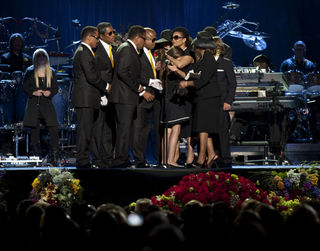 Membros da família Jackson abraçam Paris Katherine depois de seu discurso emocionado em homenagem ao pai