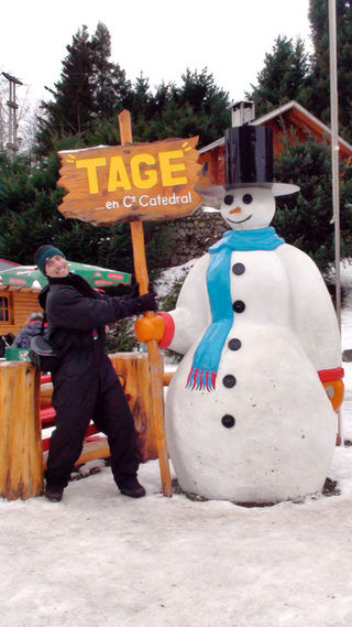 Lorenzo brinca com boneco de neve em Bariloche
