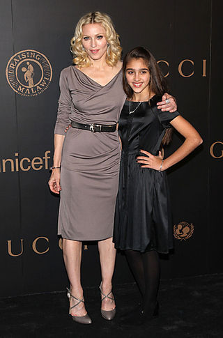 Madonna e a filha, Lourdes Maria