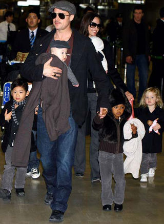 Brad Pitt segurando Knox Léon e Zahara, Pax, Angelina Jolie, Vivienne Marcheline e Shiloh