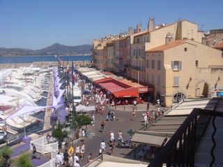 O porto fervilhante St. Tropez, da varanda da suíte presidencial do Hotel Sube