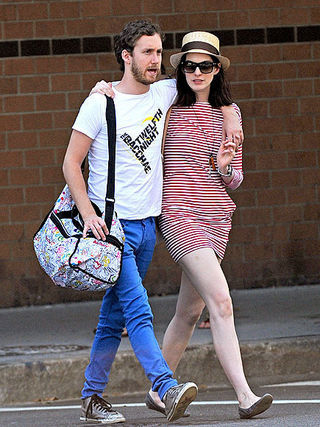 Anne Hathaway e o namorado Adam Shulman