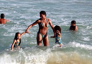 Adriana Bombom faz farra com as filhas na Praia da Reserva