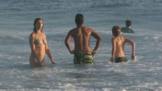Marcelo Novaes, Letícia Spiller e o filho na Praia do Pepê