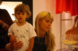 Carolina Dieckmann exibe novo visual em passeio com o filho José