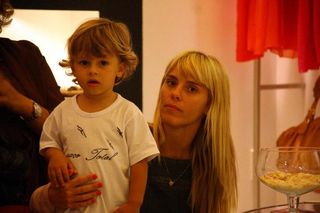Carolina Dieckmann exibe novo visual em passeio com o filho José