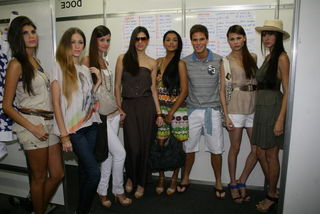 Jonatas Faro entre as modelos da 14ª Semana de Moda do Shopping Tijuca, no Rio de Janeiro