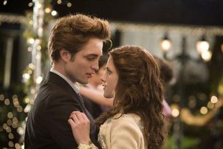 Edward (Robert Pattinson) e Bella (Kristen Stewart)