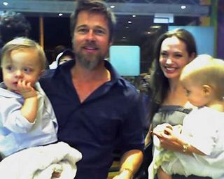Brad Pitt e Angelina Jolie carregam os filhos, Knox e Vivienne, na Jordânia