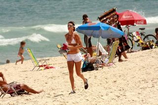 Letícia Birkheuer corre pelas areias de Ipanema