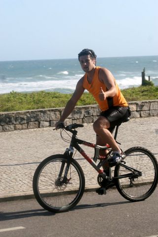Alexandre Slaviero pedala no Recreio, RJ
