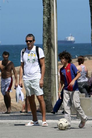 Alexandre Borges joga futebol com o filho na orla do Arpoador, no Rio de Janeiro