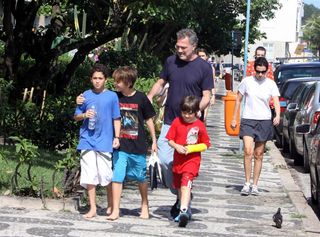 Pedro Bial passeia com os filhos pelo Leblon, no Rio de Janeiro