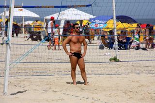 Carlos Bonow joga vôlei na praia