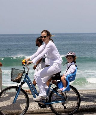 Ana Furtado anda de bicicleta com a filha