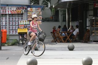 Maria Flor anda de bicicleta