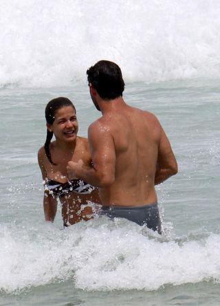 Nívea Stelmann mergulha ao lado do namorado, Thierry Figueira