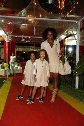 Adriana Bombom levou as filhas Thalita e Olívia ao Babilônia Circus no Recreio, na zona oeste do Rio de Janeiro