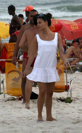Isis Valverde aproveitou o feriado na praia do Pepê, no Rio de Janeiro