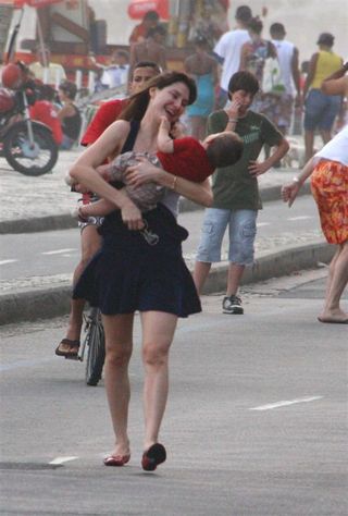 Lavínia Vlasak passeou com o filho, Felipe, pelas ruas de Ipanema