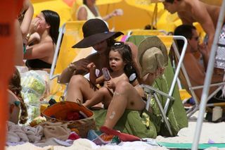 Joana Prado e Vítor Belfort aproveitaram o feriado com os filhos mais velhos, Davi e Vitória, na praia do Pepê, no Rio