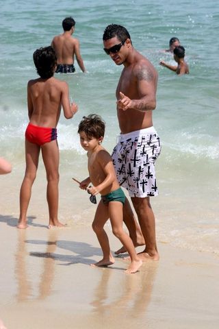 Joana Prado e Vítor Belfort aproveitaram o feriado com os filhos mais velhos, Davi e Vitória, na praia do Pepê, no Rio