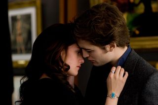 Bella (Kristen Stewart) e Edward (Robert Pattinson)