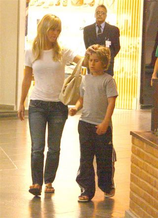 Carolina Dieckmann passeia com o filho mais velho, Davi