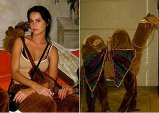 A cantora Katy Perry vestida de camelo