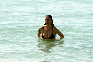 Monica Martelli toma banho de mar na praia do Leblon, no Rio