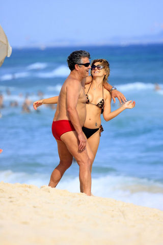 Marcos Paulo e Antonia Fontenelle na praia da Barra da Tijuca, no Rio