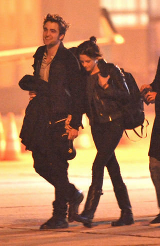 Robert Pattinson e Kristen Stewart são flagrados de mãos dadas em Paris