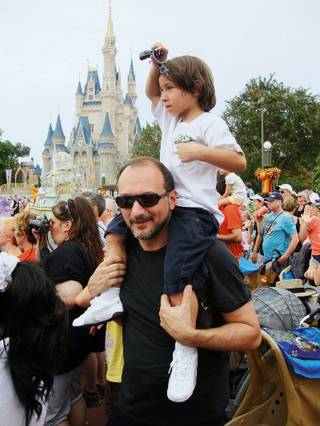 Britto Jr. e família curtem a Disney