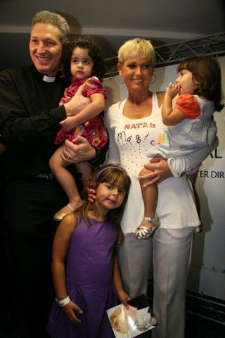 Padre Marcelo e Xuxa recebem crianças no backstage