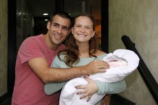 O casal Fernanda Rodrigues e Raoni Carneiro deixam a maternidade com a pequena Luisa no colo