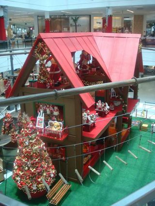 Santana Parque Shopping montou ao redor da casa do Papai Noel um circuito de arvorismo para divertir as crianças