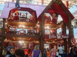 Santana Parque Shopping montou ao redor da casa do Papai Noel um circuito de arvorismo para divertir as crianças