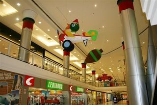 Shopping Jardim Sul faz decoração inspirada em brinquedos antigos no cenário da Casa de Brinquedo, que conta com um Papai Noel e rena animatrônicos