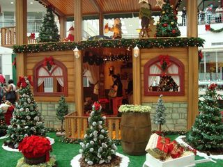 Shopping Taboão gastou cerca de 400 mil reais na decoração de Natal, trazendo uma casa do papai noel de madeira, árvores e guirlandas espalhadas pelos corredores e músicas natalinas