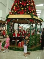 Shopping Taboão gastou cerca de 400 mil reais na decoração de Natal, trazendo uma casa do papai noel de madeira, árvores e guirlandas espalhadas pelos corredores e músicas natalinas