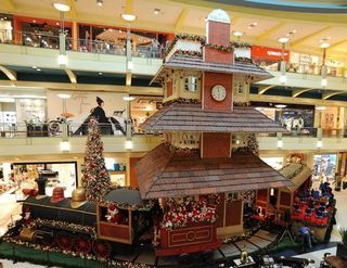 Natal do Shopping Villa-Lobos foi criado por Cecilia Dale e inspirado na obra do maestro Heitor Villa-Lobos, O Trenzinho Caipira, em comemoração aos 50 anos do legado do músico que dá nome ao shopping