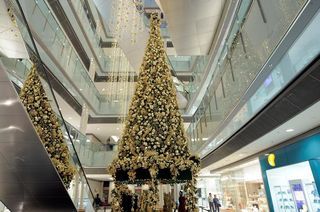 Decoração de Natal do Shopping Vila Olímpia tem árvore de 12 metros em que predominam as cores marfim, branco e dourado