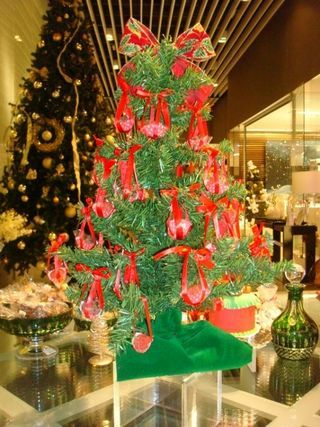 Grupo Santa Helena promove exposição de mesas e árvores decoradas para o Natal com a renda revertida para a AACC, que cuida de crianças com câncer. Esta árvore é da Danielle Andrade
